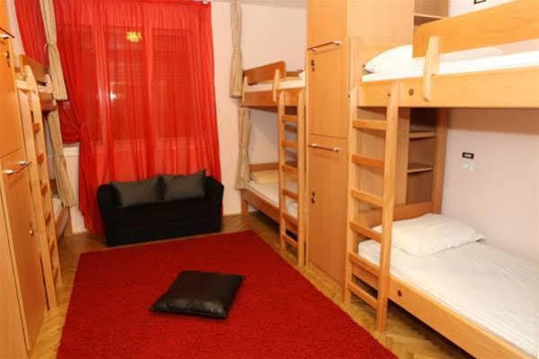 Tchaikovsky Hostel Split  Buitenkant foto